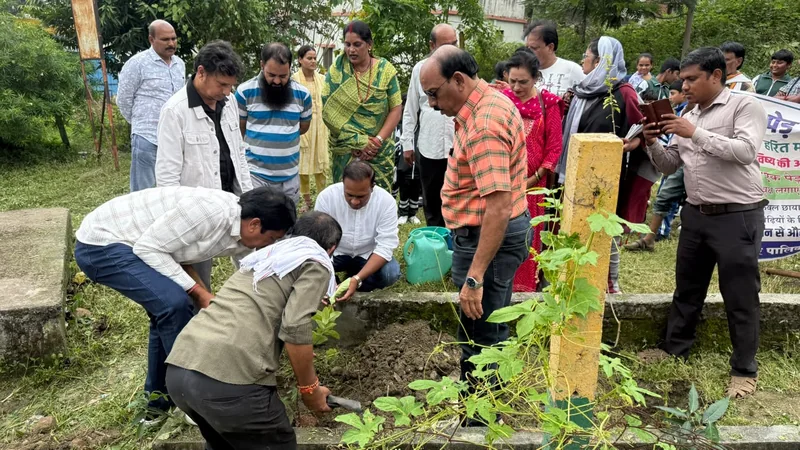 “एक पेड़ मां के नाम” अभियान के तहत वार्ड क्रमांक-7 में वृहद पौधारोपण