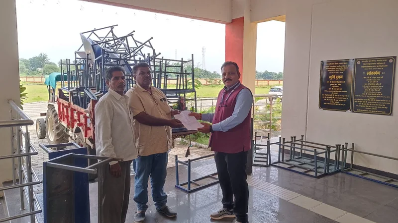 शिक्षा संजीवनी अभियान: शासकीय स्कूलों को डेस्क- बेंच, सीलिंग फैन, टेबल किए भेंट