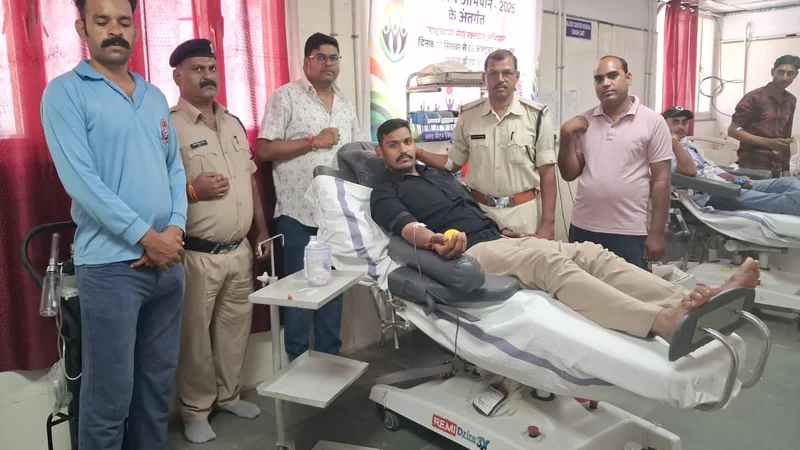 सेवा संकल्प अभियान के अंतर्गत होमगार्ड, SDERF एवं नागरिक सुरक्षा वॉलेंटियर्स ने किया रक्तदान
